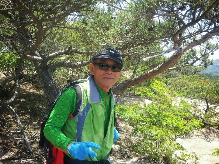 여수시에서 4급으로 정년하고 평소에 항상 가족과 함께 웃으면서 세상을 같이 즐기고 일에는 책임과 의무을 다하고 산을 좋아합니다
