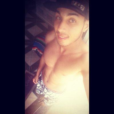 não sou nenhum galã!!!... , mais eu estou dentro dos padrões ,mais eu fico pensando se eu fosse rico ai sim teria  seria  feliz ...
