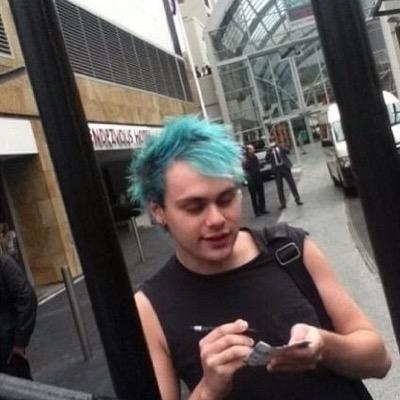 freefollow3_7's profile picture. follow my main @calumsglowstick and ask for a follow back