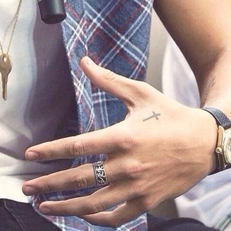 Just appreciating Harry Styles' hands. Main acc @backslasharry