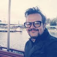 Apoyando al gran maestro Aleks Syntek
