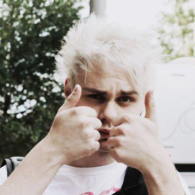 _5sos_cake_xx's profile picture. tweets are not mine. they're Michael Cliffords