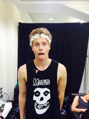 Don't juge my header doesn't match but i do what I want cause I'm punk rock |@takcmetochurch is my bestie |@fanwhxre is bae|