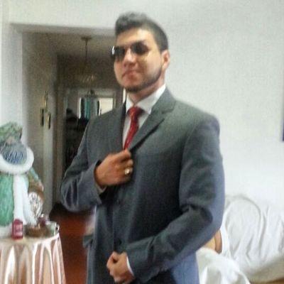 Fotógrafo, músico, guitarrista de Azeo, el papá de tus hijos y fundador de la locura en tu mente #unloboescritor mi blog #próximamente
