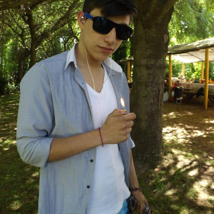 La vida hay que disfrutarla al máximo, mientras puedas porque en cualquier momento le llegara a uno.. :3