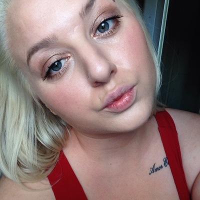 from sydney australis, love fashion, books and food hahah. dont be shy now