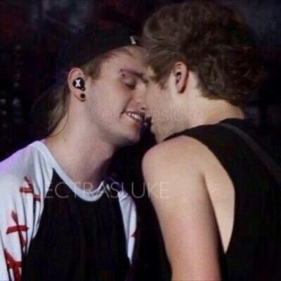follow @5SECONDSOFSTYLZ