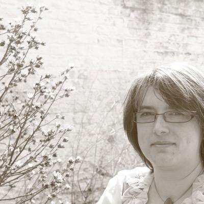 Après avoir travaillé 12 ans dans le monde des bibliothèques publiques, je me suis lancée dans une nouvelle aventure en reprenant la librairie Florilège.