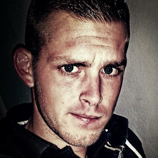 Jeune photographe amateur qui a besoin de sa dose de sport auto tous les dimanches.