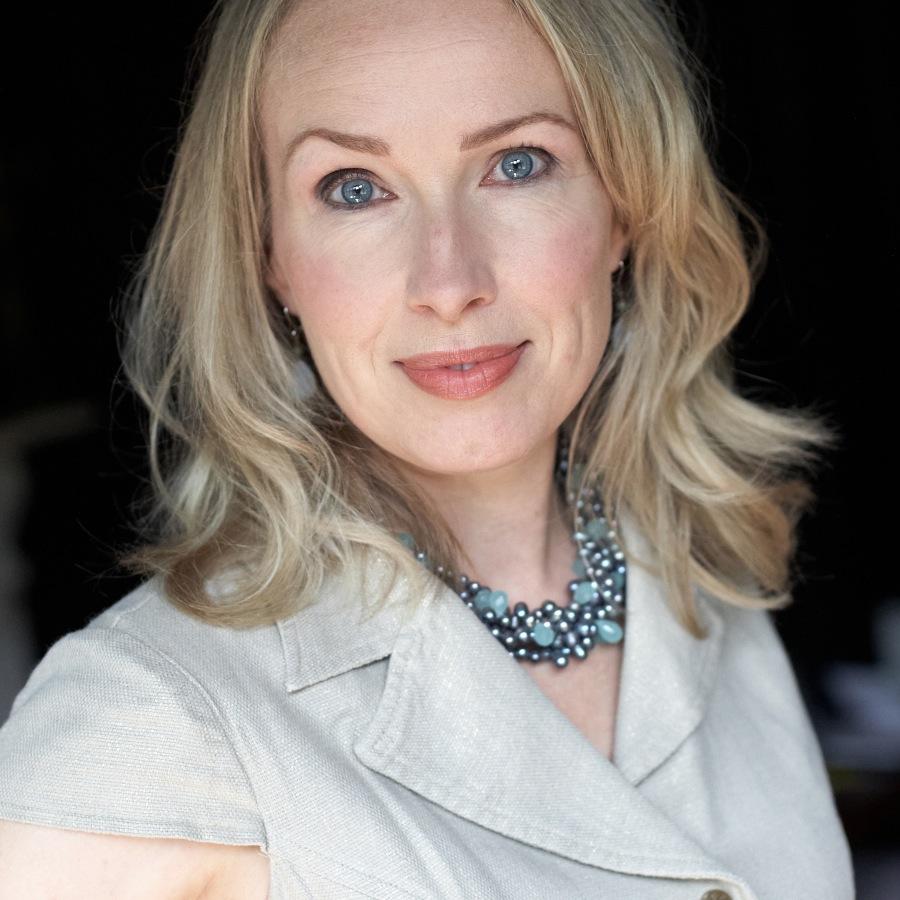 TV producer, massive foodie, devoted mother of two large boys, two dogs and four garden foxes. Loving my renovation project/money pit Arts and Crafts house.
