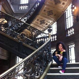 Me gusta hablar de estupideces con gente brillante, también me gustan las gomitas rojas, tomar malas decisiones y arrepentirme dramáticamente! Proud mom cat!