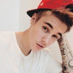 te dei um follow grátis, poderia seguir o @biebersarmybr se for belieber? obrigado.
