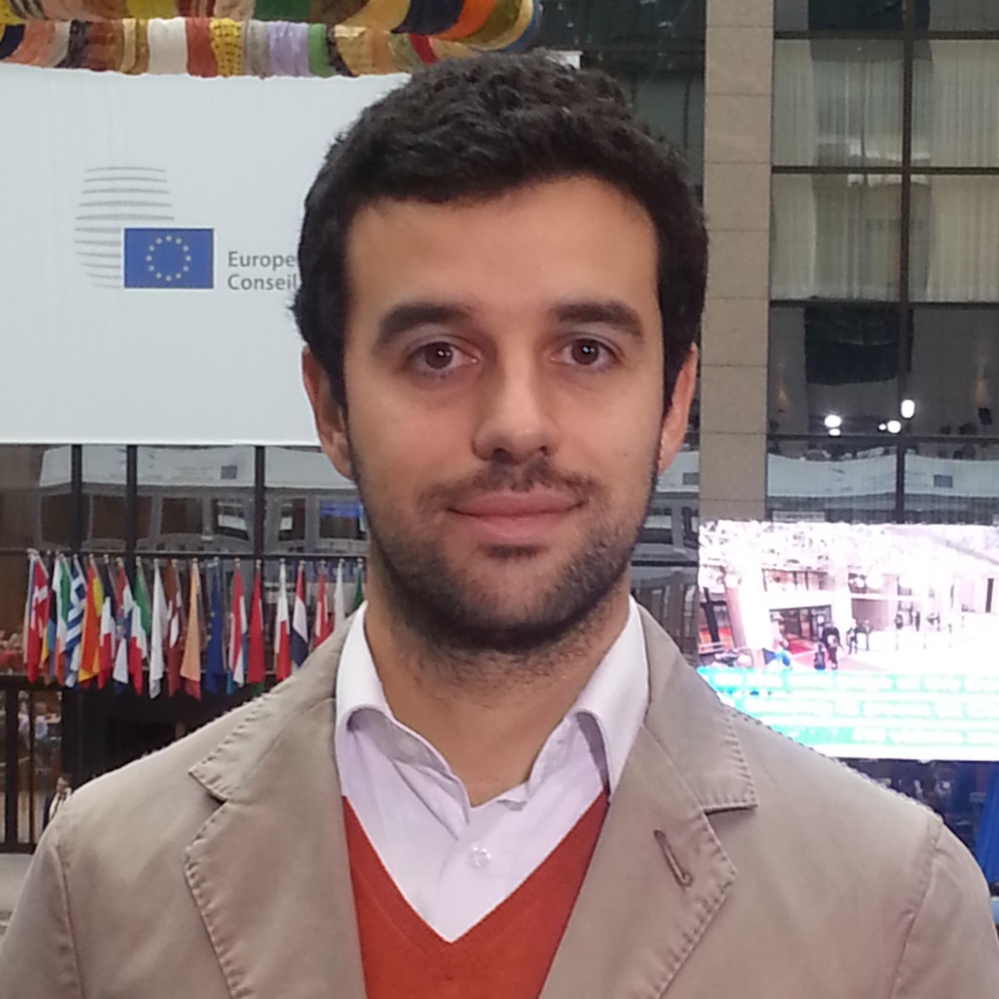 Periodista. Corresponsal en Bruselas 10 años con Cope, El Mundo, Deutsche Welle y La Sexta. Ex TVE y director audiovisual de Vozpópuli.
Socio del Atleti.