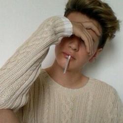 eu te conheço sua vadia para de faze a depressiva