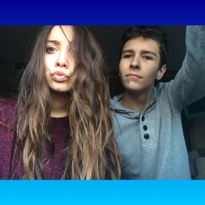 Dos amigos y vecinos youtubers por diversion y por tener tiempo libre.