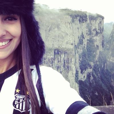 Apaixonada pela minha família, futebol, blogs e gargalhadas gostosas. 25 anos, SANTISTA ROXA, sou legal e dirijo bem :)