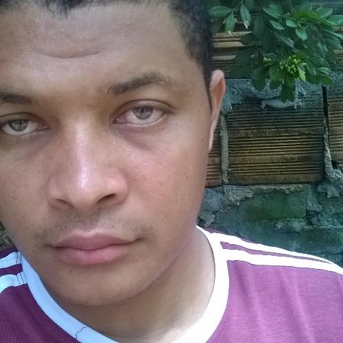 Sou solteiro moreno dos olhos verdes e forte