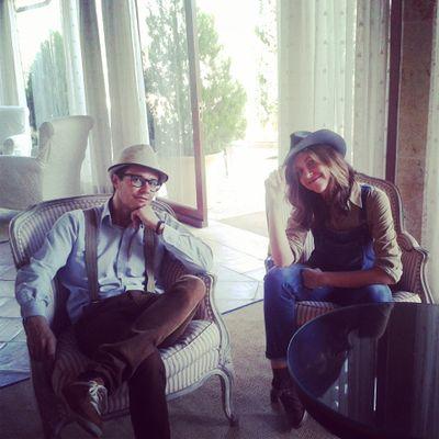 sostenidos somos un dúo con pasión por la canción americana. Bruno Rodriguez a la guitarra y Maria Mallan a la voz y al ukelele