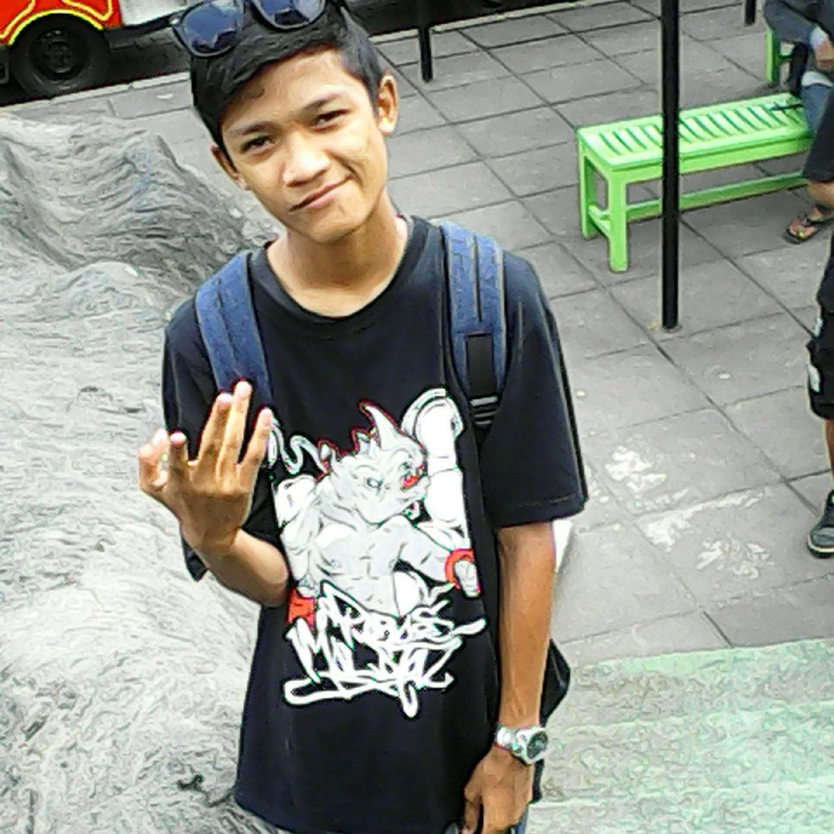 HABIBxJRX's profile picture. I want to stdy hard cause i am not perfect man. i'll be succes tomorow until forever. study study study and study guys. :v :D