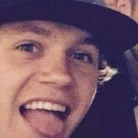FOLLOW @YeahAniall but dont ask for a follow back, ask for follows. YOUR FAV LOVES YOU !!