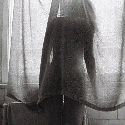 Le sourire aux lèvres, les larmes aux yeux. On souffre en silence pour faire croire qu'on va mieux..