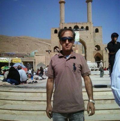 ‏سی ساله.دارای زندگی ساده و باوجودداشتن دوست و فامیل همیشه تنهاودنبال یه همدم یه رهنما