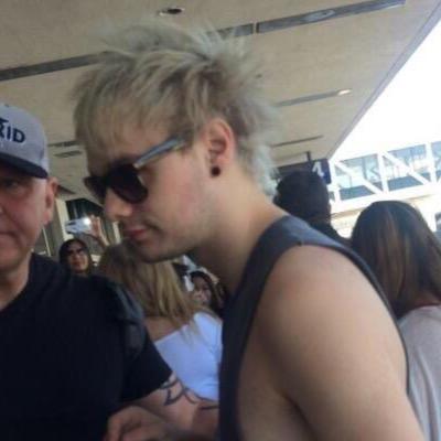 it's the capital 'L' instead of 'I' in my user, just saying. Please read the rules, just click on the link! @loserkidcalum