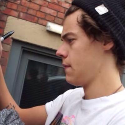 Dont follow this account follow @LilacAndLuke because she gave you a free follow