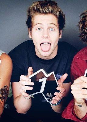 music is my life || 18✌ ||▶ #dream_believe◀ ||  1D & 5SOS  || 9 boys ruined my life❌           Luke is bae ❤