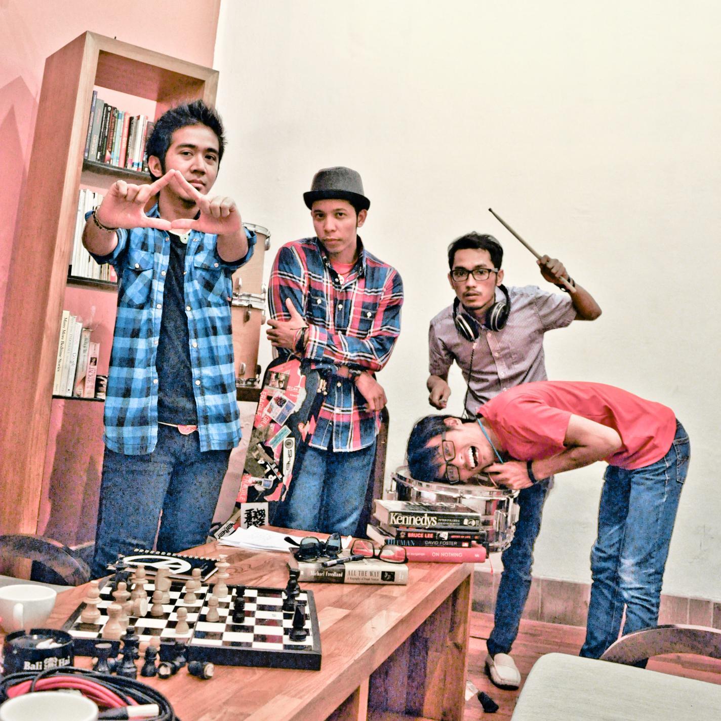 A bloody pop band @dinnoalshan @ary_8iliv @adex_anuro @yudhiesetiawan                                CP: Ompong (Agung Prasetyo) 0817227502 - 081227505227