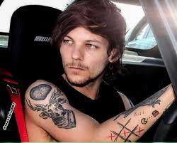 Hey I am Louis Tomlinson I like cuddles and anything twine is @boyfake__