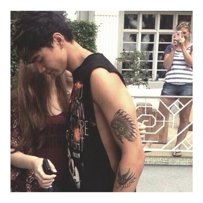 hey you are awesome it will be awesome if you follow @cuddlyhxmmings and @5secsofbands__ TYSM ILYSM