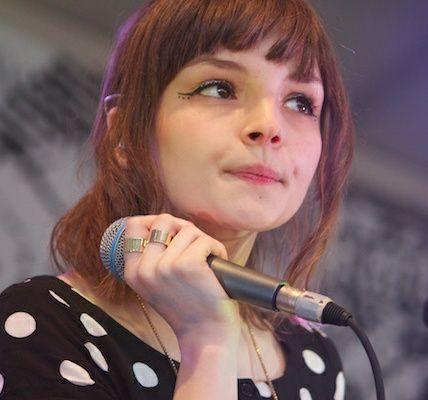 シンプルなナチュラルメイク 真似したい ローレン メイベリーのヘアスタイルが可愛すぎる Chvrches チャーチズ Naver まとめ