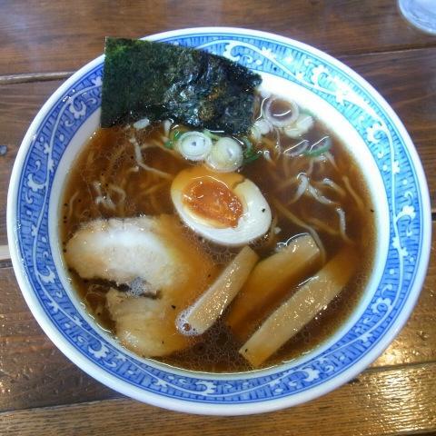 ＪＲ鶴舞駅　横の中華そば・まぜそば屋です。　野菜（たまねぎ）のダシを独自製法で熟成し優しい甘味を引き出した唯一無二のスープに毎朝職人が丹精を込めて打っている自家製麺を合わせています。　まぜそばも極太でしなやかな自家製麺を自家製焼豚醤油ダレと合わせています。ハマること必至です。