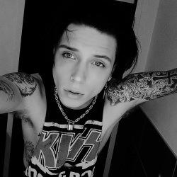 facing that bitch called life while listening to hot bands // multiple fandom account // NEVER ME IN MY ICONS
