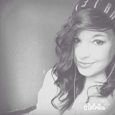 Normal teen girl live art, dance,music and watching people on younow xx