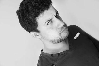 ‏‏انا فنان بوهيمى . يعمل مايحلو له