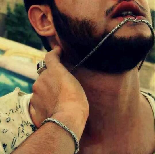 أجملُ الكتابات .. هِيَ التي تُعجِبُ الجميع ..
 ولا يفهمُها إلاّ شخصٌ واحد ..