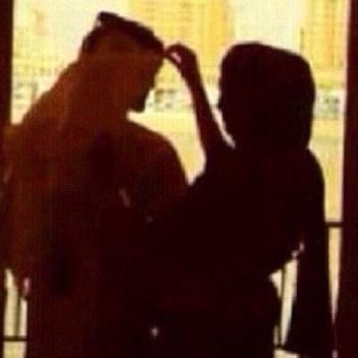 يطري عليّ قبر ٍ .. سقى رمله الريح يـ الله عسى راعيه .. يلقى الشفاعه يطري عليّ .. وآصدّ بـ الدمع وآشيـح وأضيق .. لآ منه .. طرالي .. وداعه الله يرحمك ياآبوي