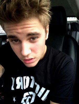 Justin me falou que meu sorriso motiva o dele,então vou sorrir por ele. Justin me seguiu:19.10.11 às 18h48 ♥