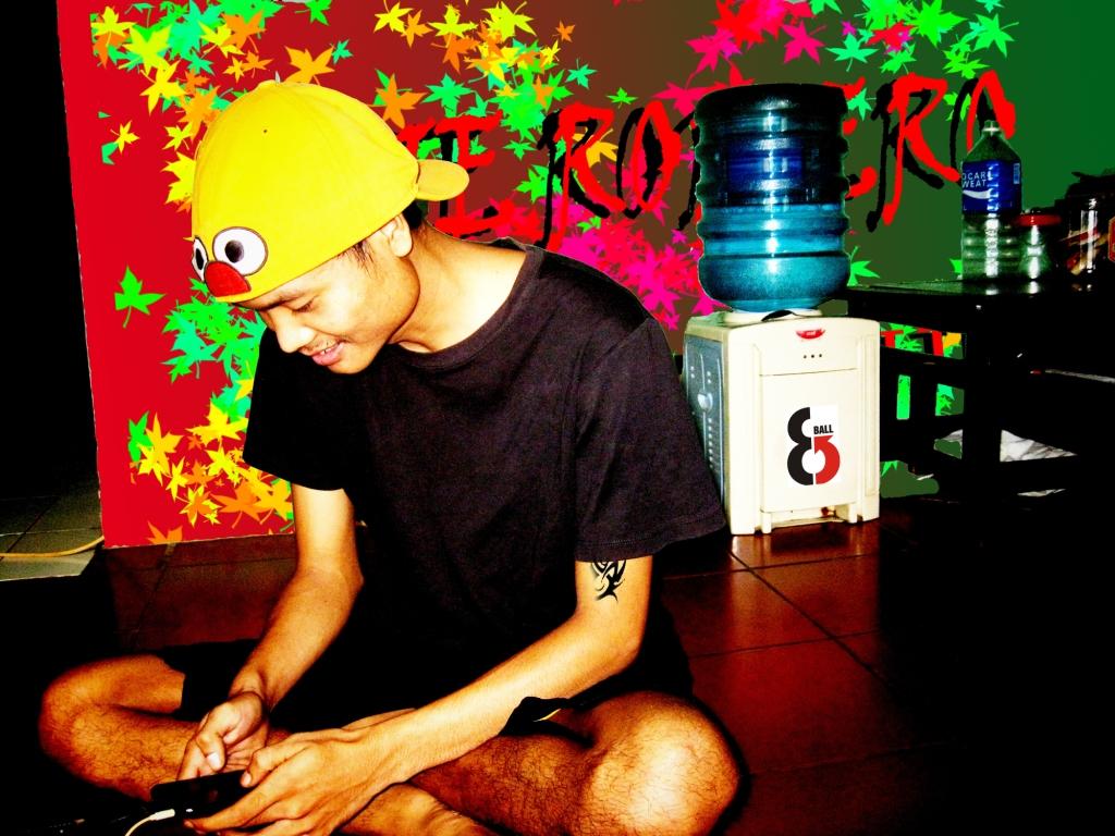 Pengembang palikasi yg ga sukses. Drumernya merongos band http://t.co/cgxIr5X6tD