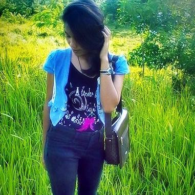 Sayang sama orang yang gak sayang sama kita itu nyakitin . Dan Sakitnya tuuh disini Hati Lewat Jantung dikit :D :D :( :'(