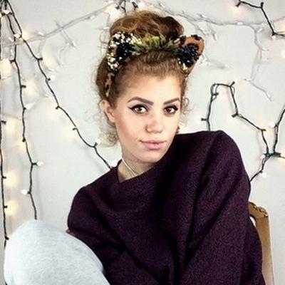 Follow my instagram @pastellox im bethanyclaire and im a loxsmith and bbpr i love mahogany she is my world | 
kingbach followed !