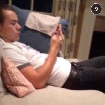 everyone wants a dm from harry