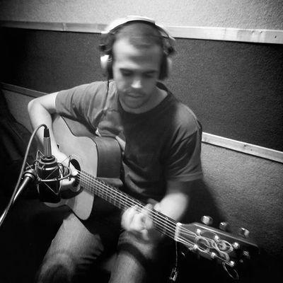 compositor y vocalista, fiel creyente en dios y futbolista frustrado. XD orgulloso de ser venezolano, love BARÇA-- Magalanero siempre