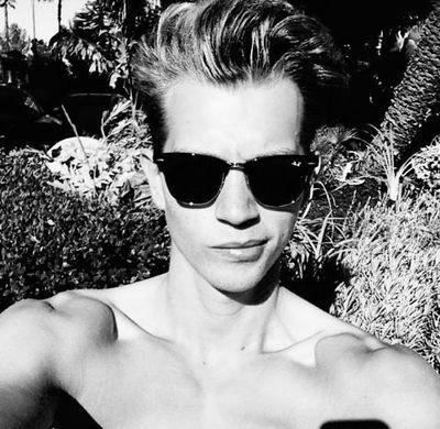 thevampsweeting's profile picture. Fui procurar perfeição no Google e me apareceu James McVey        -  tradley shipper  -