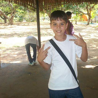 soy un adolecente de ojos verdes pelo claro tengo  12 años y es tudio en U.E. DON SIMON RODRIGES