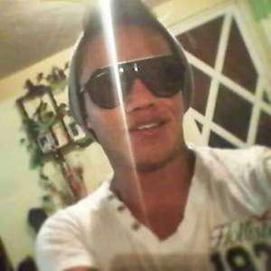 gustmolinn's profile picture. Si quieres hallar en cualquier lado amistad, dulzura y poesía, llévalas contigo.