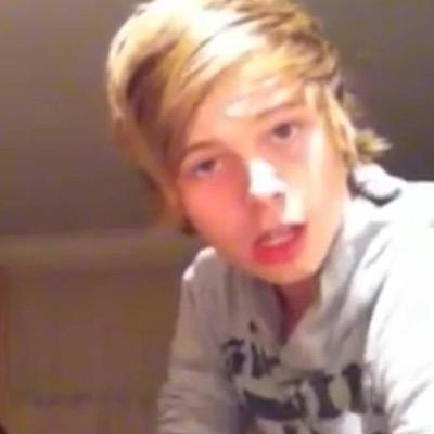 follow @irwinkins and RT the link in the bio and she will follow you back okay ily