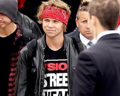 Kidnapping5sos's profile picture. lol ur not in a band